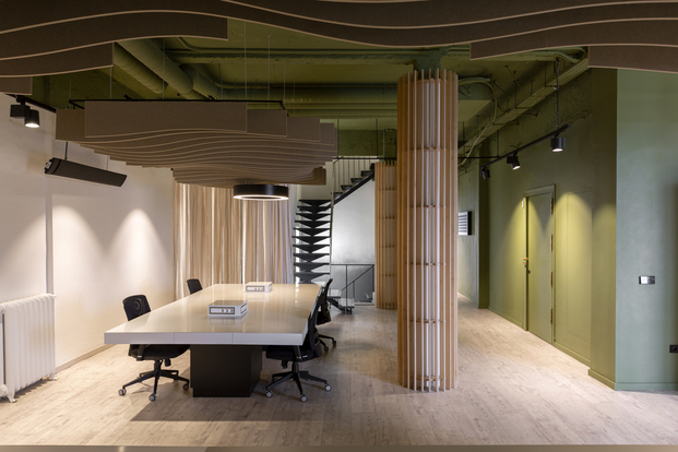 La segunda planta de estas oficinas en Madrid traslada al usuario a la copa de un frondoso árbol. 