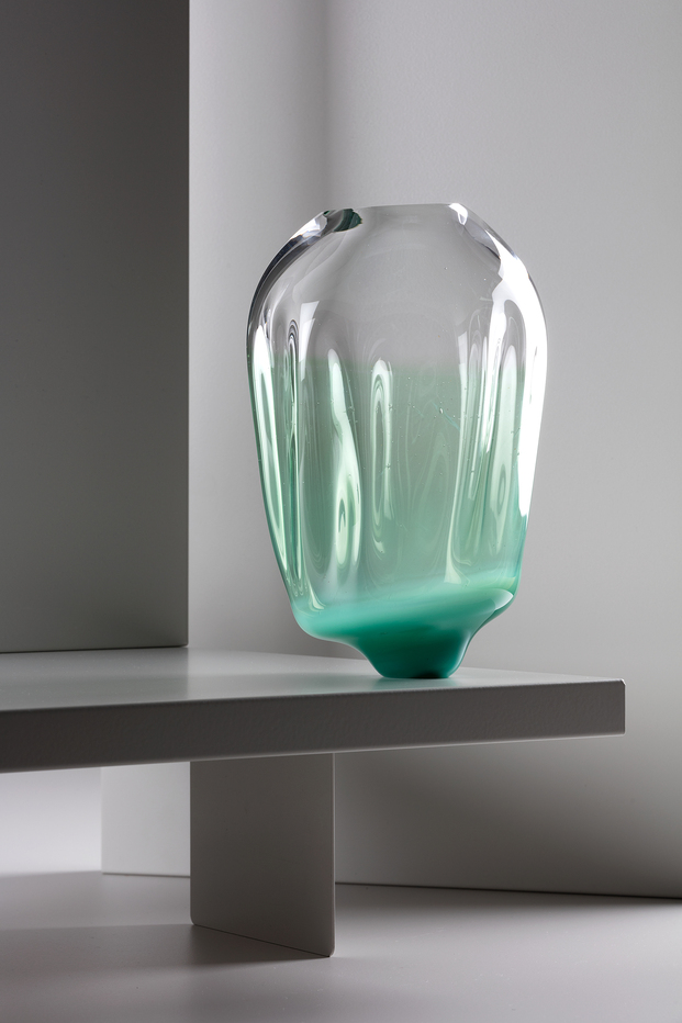 Mobles 114 invita a The Glass Apprentice a crear una colección de objetos de vidrio para conjuntar con los nuevos accesorios de TRIA Shelving System.
