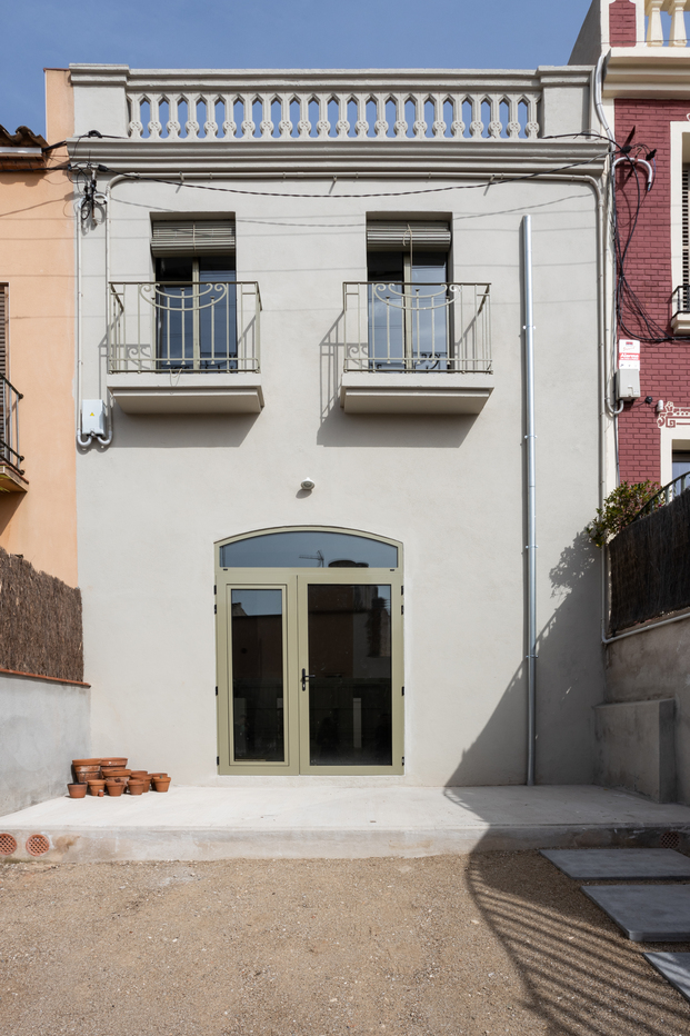 El estudio de arquitectura 5LAB rehabilita una vivienda unifamiliar en el Maresme manteniendo elementos originales de sus 140 años de historia.
