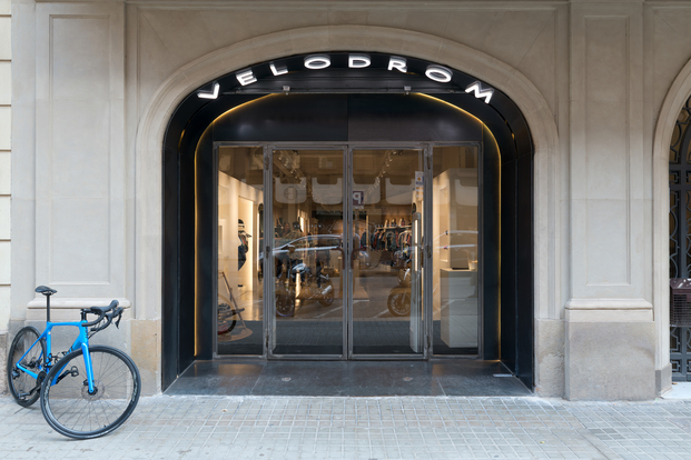 Entrada tienda ciclismo Velodrom Barcelona, interiorismo por Marta Alonso