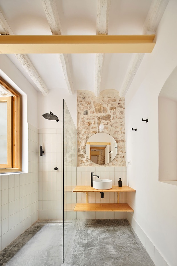 Elementos históricos en esta ducha de la vivienda rehabilitada por el estudio NUA en Tarragona.