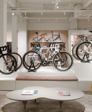 Velodrom, concept store de ciclismo situada en Barcelona, interiorismo por Marta Alonso