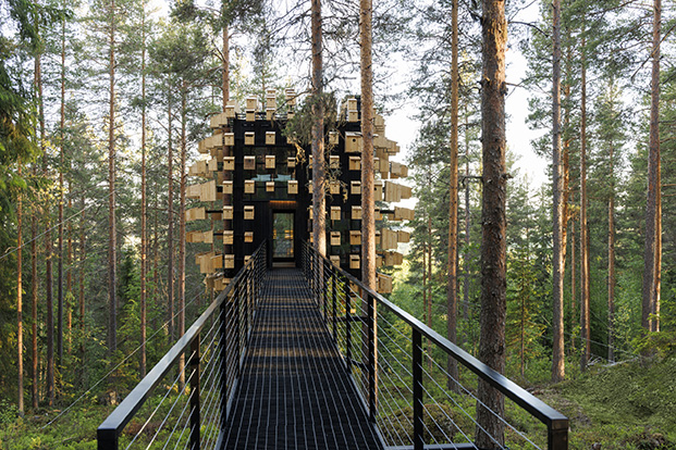 Acceso a Biosphere, la habitación de Treehotel diseñada por Bjarke Ingels