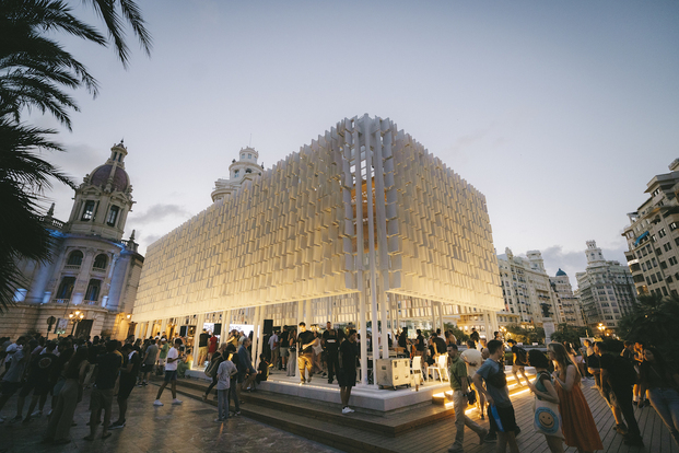 El pabellón se presenta como punto de encuentro entre locales y visitantes para disfrutar del diseño valenciano. 