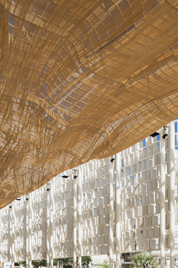 El reconocido artista fallero Manolo García ha sido el encargado de confeccionar la gran pieza de vareta de madera que corona Àgora València.