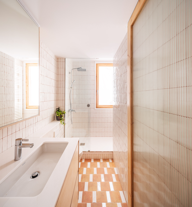 Materiales naturales como la madera, la cerámica y el mármol en esta vivienda de Parramón + Tahull Arquitectes en Barcelona.