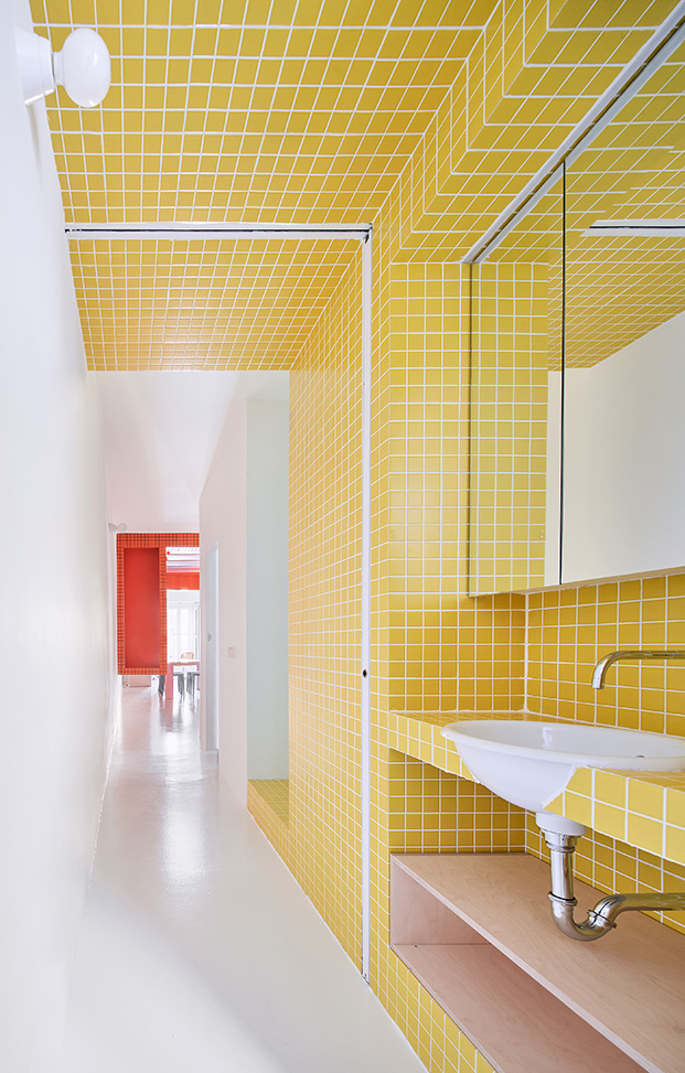 Dos antiguos apartamentos se han unido para crear una vivienda dinámica de 75 m2 diseñada por Gonzalo del Val y Toni Gelabert.