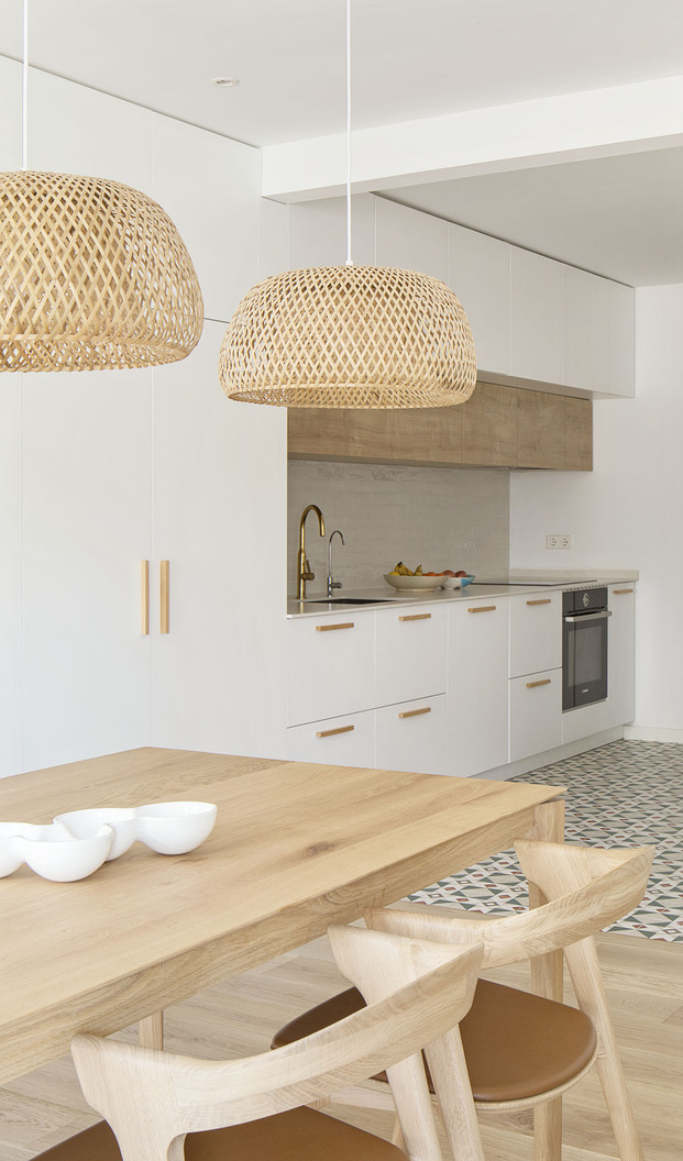 Estética minimalista y apuesta por el blanco en esta casa en Barcelona