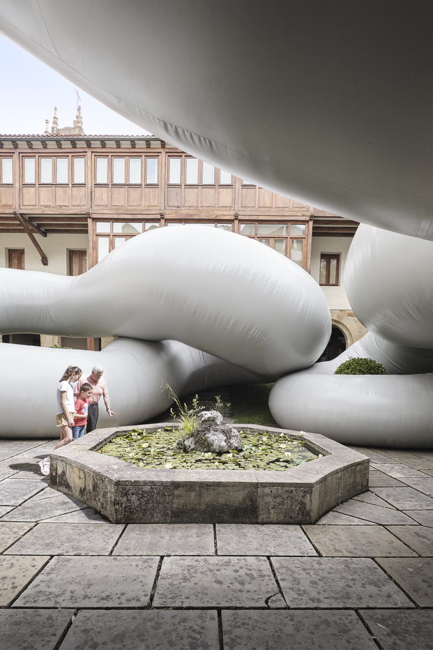 Cuerpo Gris es un imponente volumen que, en apenas unos minutos, se extiende hasta colonizar el jardín central del claustro del Museo de Arte Sacro de Bilbao. 