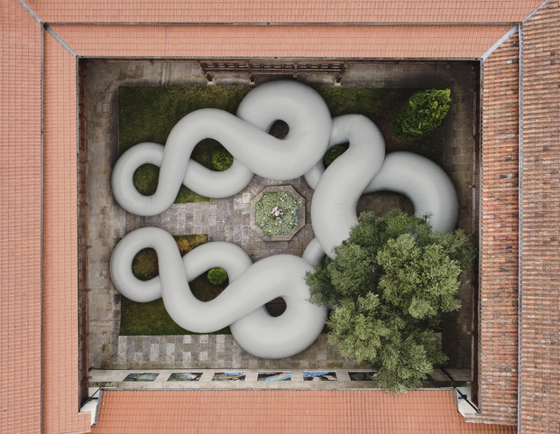 Los simbólicos nenúfares de la fuente del claustro del Museo de Arte Sacro de Bilbao quedan envueltos en esta instalación masiva. 