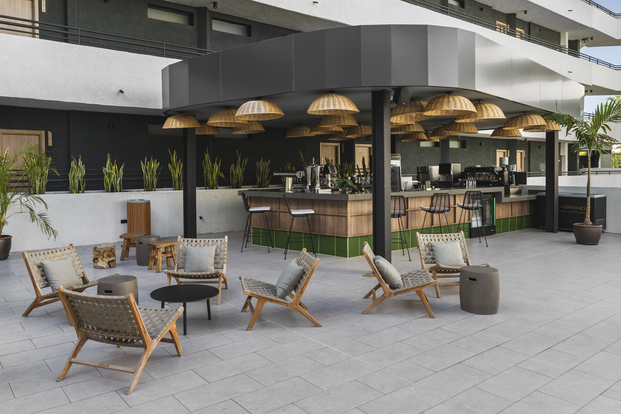 El renovado Costa Adeje Suites es un resort que cuenta con cerca de 34.000m2 y 440 habitaciones divididas entre un hotel familiar y uno exclusivo para adultos. 