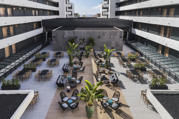 Un hotel que evoca la fuerza del paisaje tropical de la costa de Tenerife en su interior.