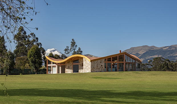 Casa ondulada Selva Alegre, el proyecto de Leppanen Anker en los Andes