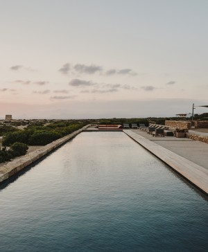 Una de las mejores piscinas: la piscina infinita de agua salina en Formentera.