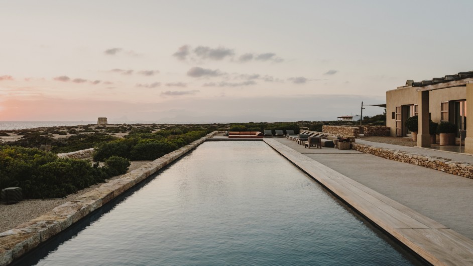 Una de las mejores piscinas: la piscina infinita de agua salina en Formentera.