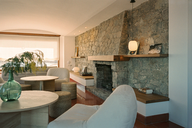 Sobriedad, intimismo y elegancia en el interiorismo de esta villa en la Costa Brava