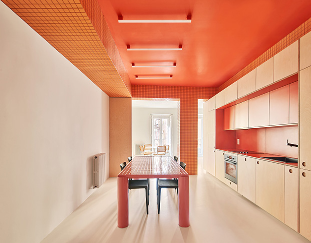 Una de las cocinas con color más originales de la selección: completamente naranja, de Gonzalo del Val y Toni Gelabert.