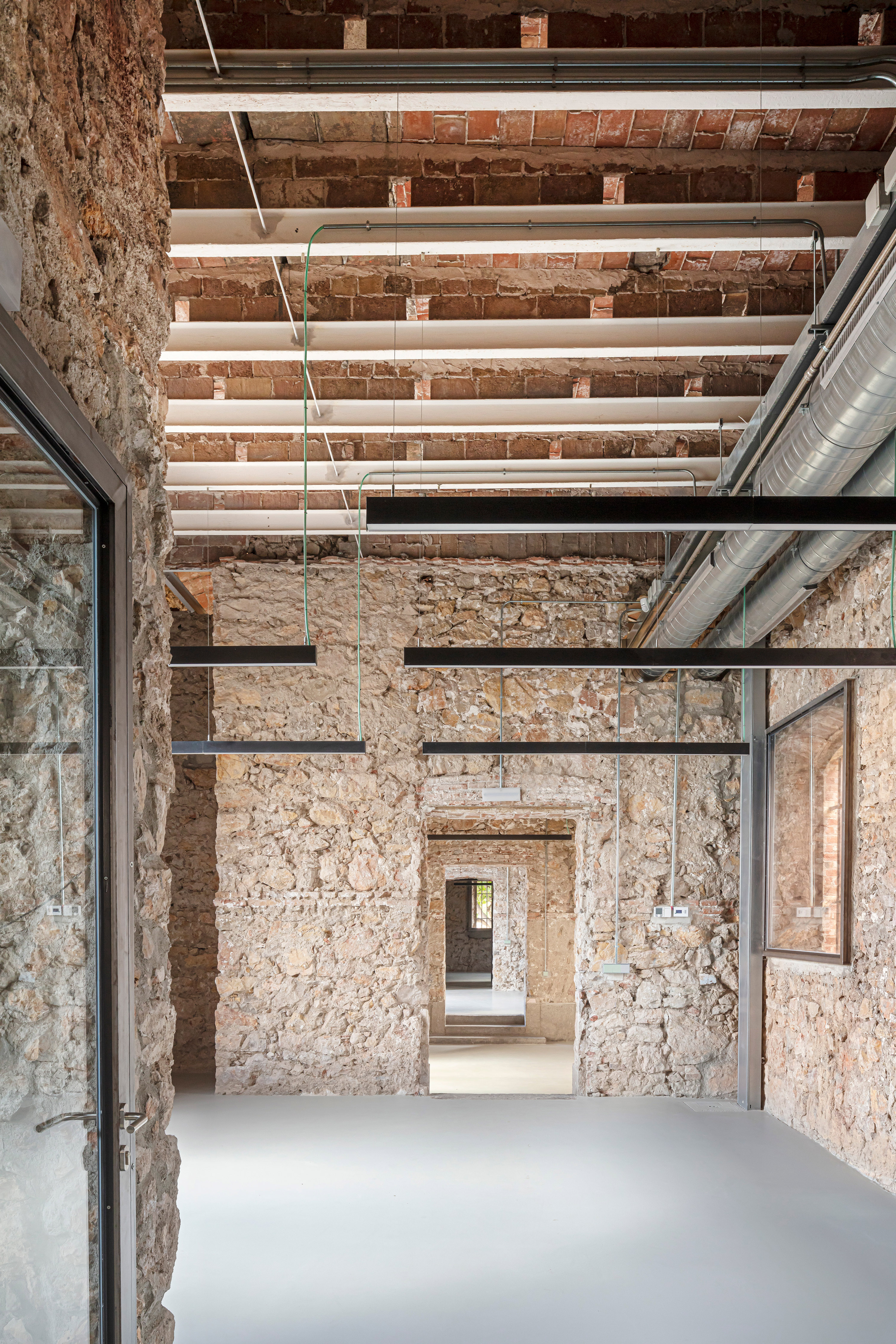 La prisión preventiva de Reus ha sido reformada por Josep Ferrando Architecture y Gallego Arquitectura para convertirse en el nuevo Centro Social El Roser.