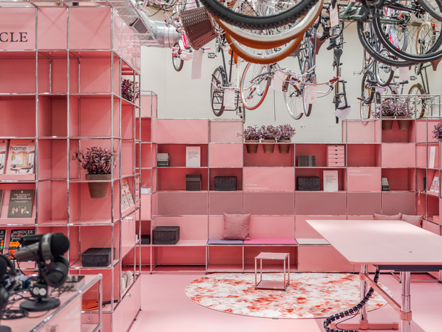 USM tiñe de rosa la tienda de bicicletas Rossignoli del distrito de Brera, en Milán, apra presentar su nuevo color True Pink de USM Haller.