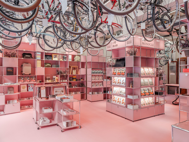 USM tiñe de rosa la tienda de bicicletas Rossignoli del distrito de Brera, en Milán, apra presentar su nuevo color True Pink de USM Haller.