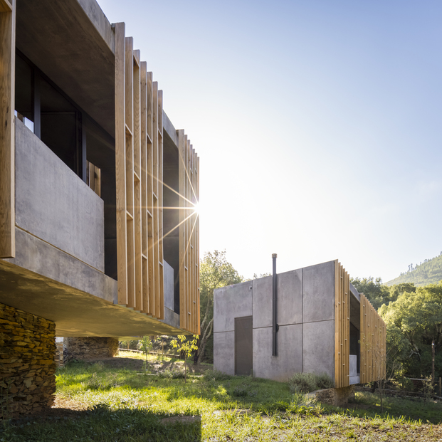 En el bosque de Paradinha, el estudio de arquitectura portugués Summary ha diseñado once cabañas de madera, modulares y prefabricadas.
