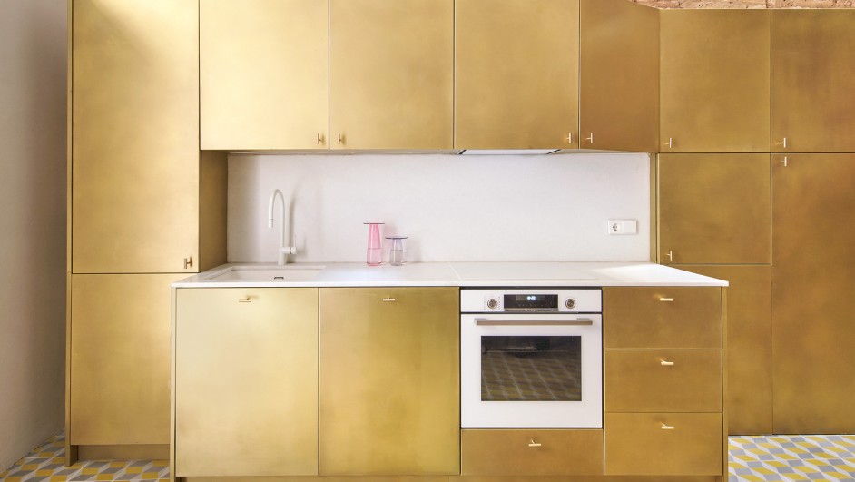 Cocina dorada de latón, diseñada por Raúl Sánchez en un edificio del Born en Barcelona.