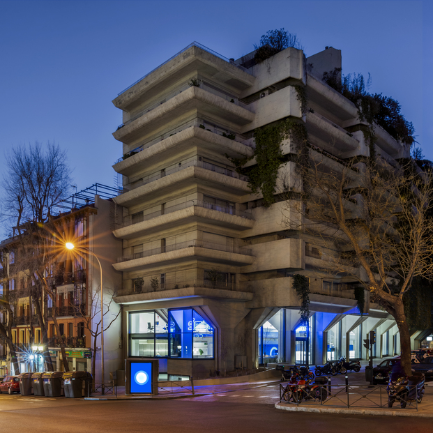 Edificio proyectado por el arquitecto brutalista Fernando Higueras en el centro de Madrid, conocido como el "oasis madrileño".