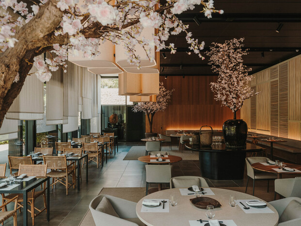 Mesas y sillas se ven rodeadas por almendros en flor, haciendo homenaje a la esencia oriental del restaurante.