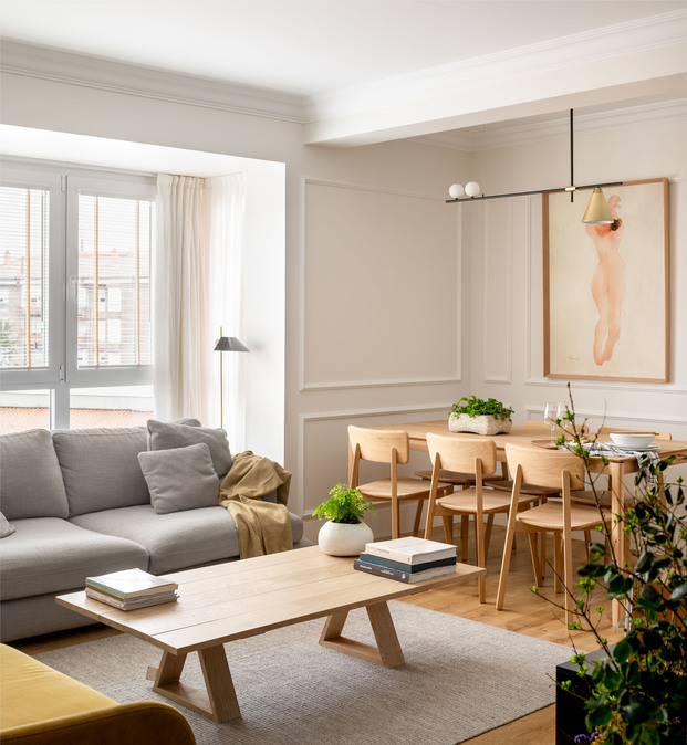 Un salón que combina la elegancia de las molduras en paredes y techos con el estilo del minimalismo nórdico. 