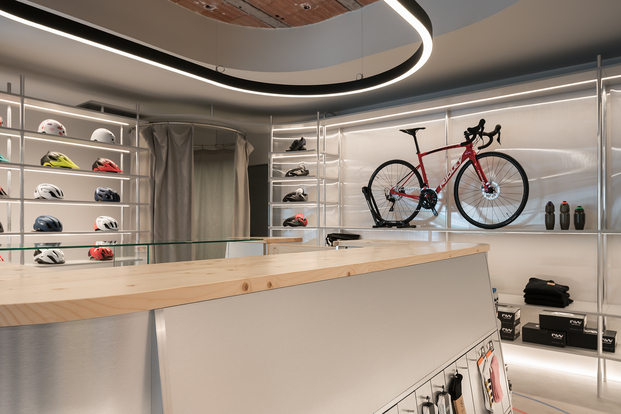 Tourmalet es una tienda sencilla, gris y muy funcional, diseñada por NAN Arquitectos, para potenciar su producto.
