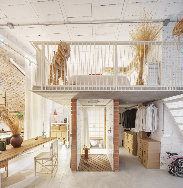 Nábito Architects da una nueva vida a los viejos materiales y escombros en este loft