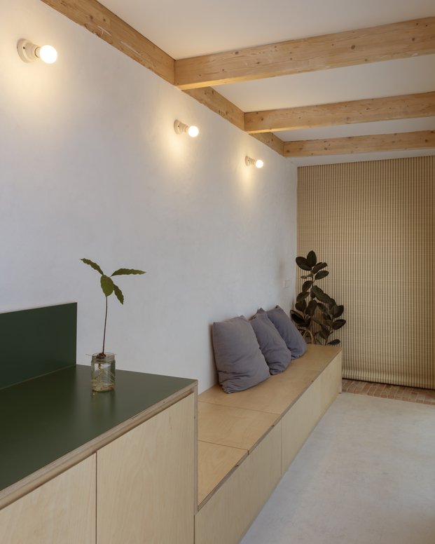 Casa H es una mediterránea casa-patio con inspiración japonesa