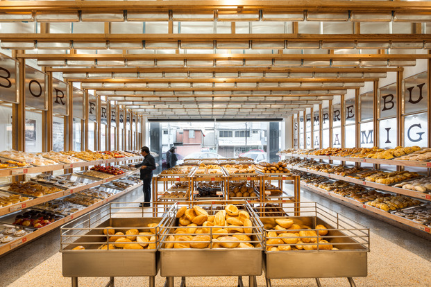 El recorrido de Mi Pan Bakery está delimitado por carritos y estanterías con dulces y panes.