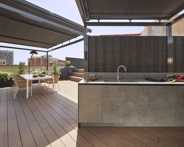 La cocina y el salón comedor, de Molins Design, cuentan con toldos que protegen el espacio de la luz solar directa