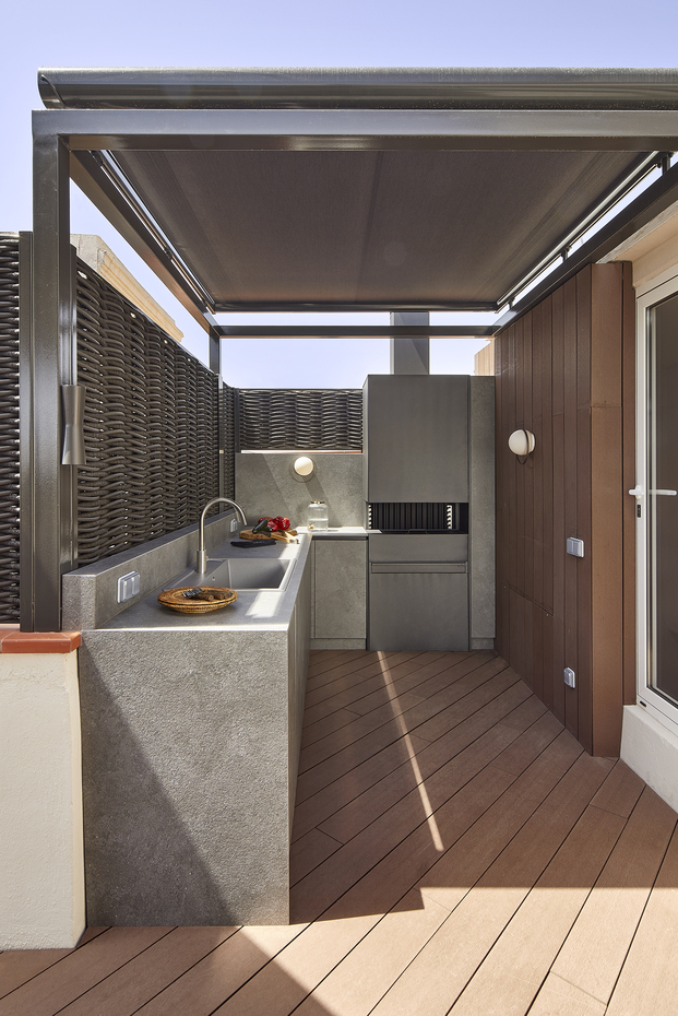 La cocina de exterior es totalmente funcional y cuenta con una barbacoa que se integra en el espacio