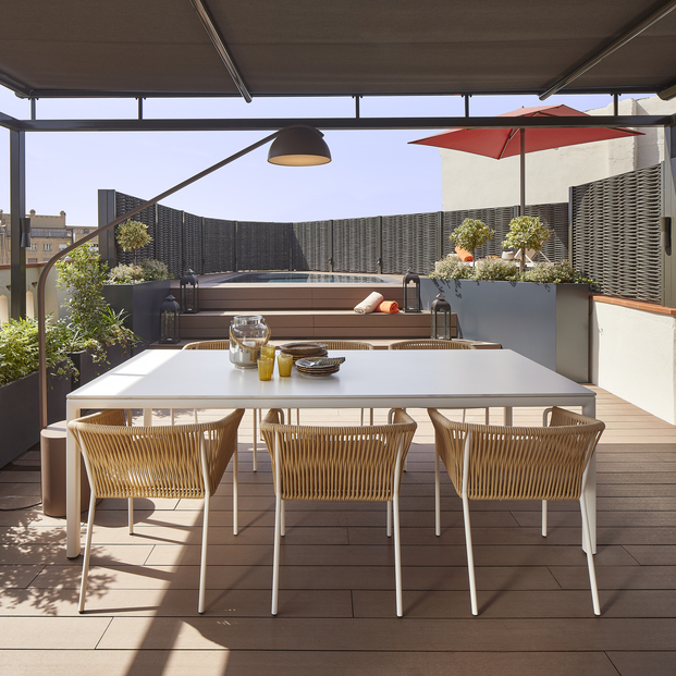 La terraza de Molins Design cuenta con 2 alturas y 3 zonas claramente delimitadas