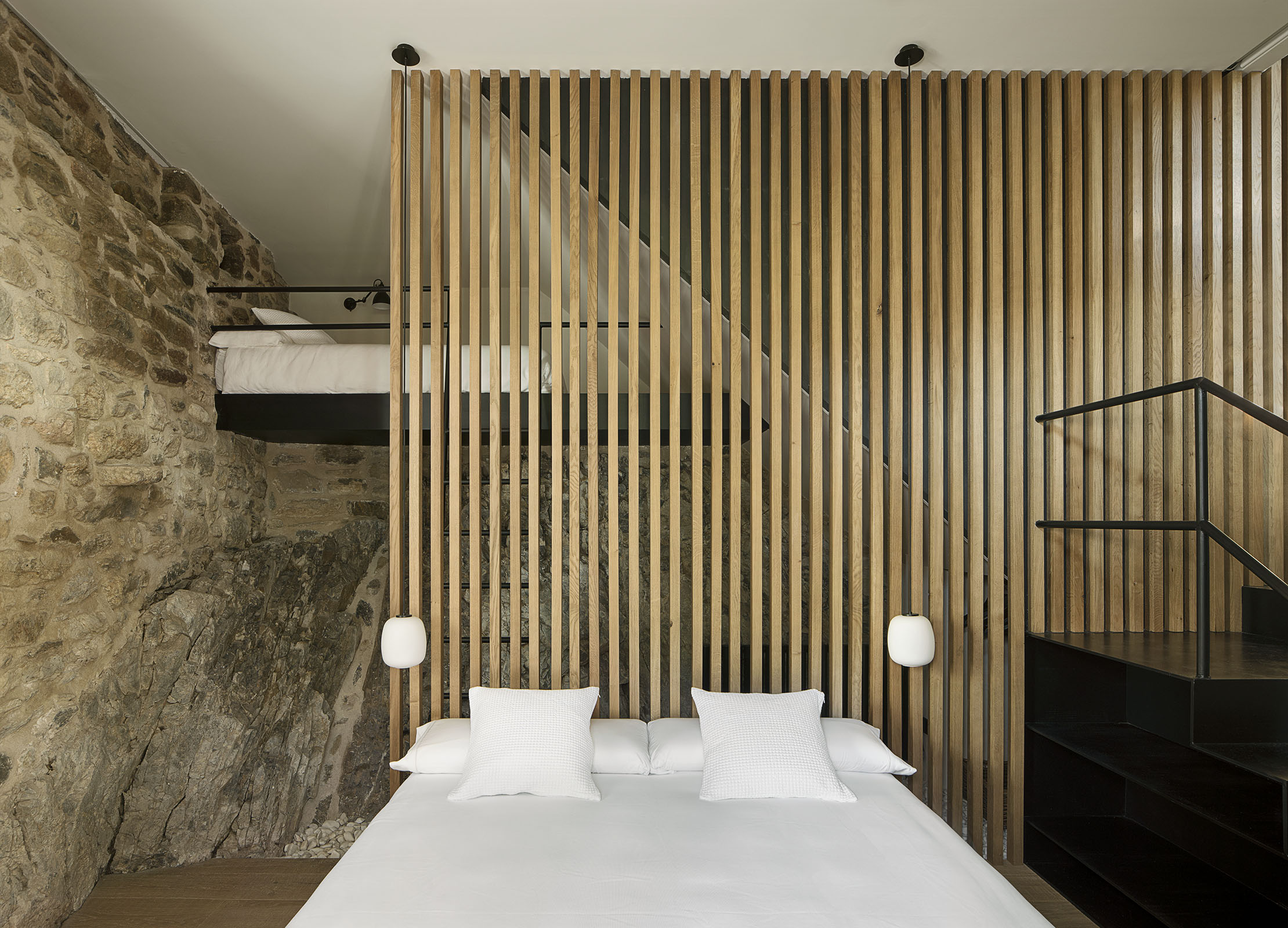 panel de madera cabecero de cama, pared de piedra