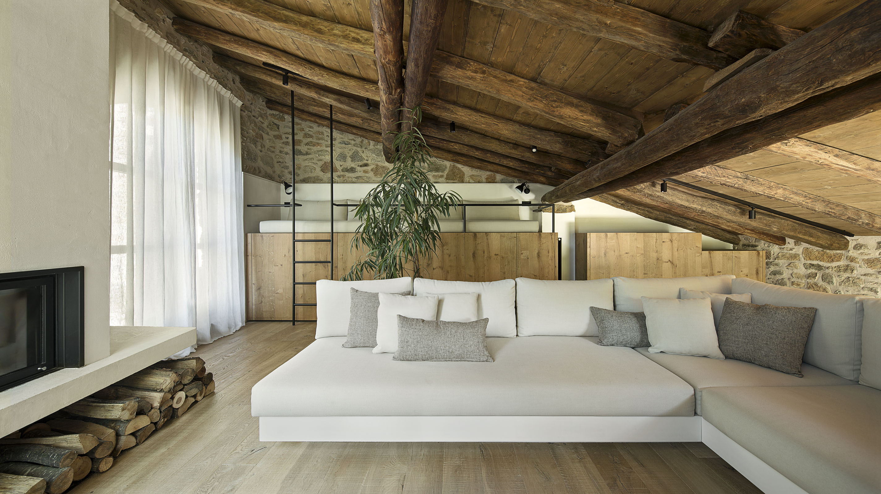 sofá blanco y gris esquina, techo con vigas de madera