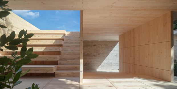 La instalación "Mass is More" del IAAC y Bauhaus Earth cubre de madera el Pabellón Mies van der Rohe de Barcelona hasta el 9 de octubre.