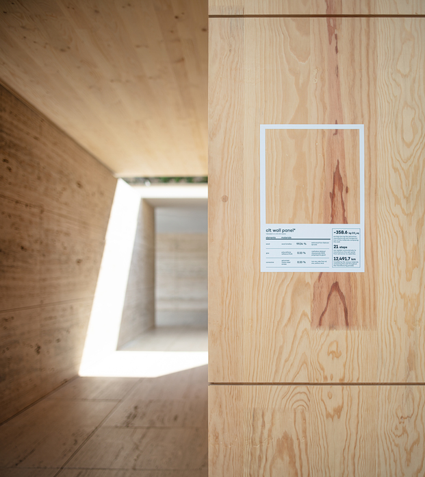La instalación "Mass is More" del IAAC y Bauhaus Earth cubre de madera el Pabellón Mies van der Rohe de Barcelona hasta el 9 de octubre.