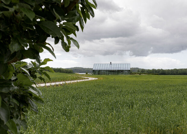 Norm Architects ha diseñado ÄNG, un restaurante invernadero Estrella Michelín, con bodega subterránea, situado en medio de la pradera de Suecia.
