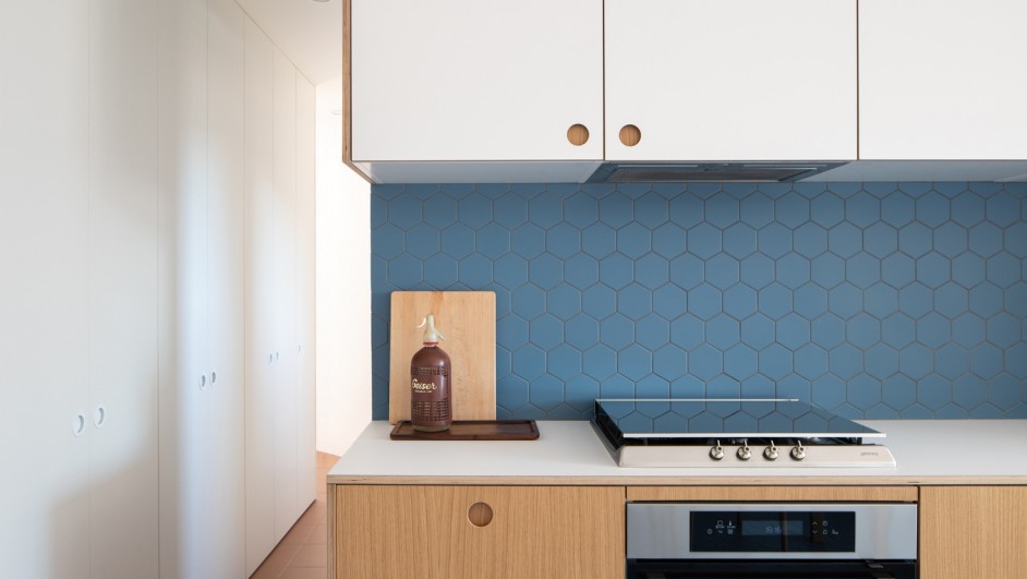Nook Architects proyecta este piso con una cocina azul