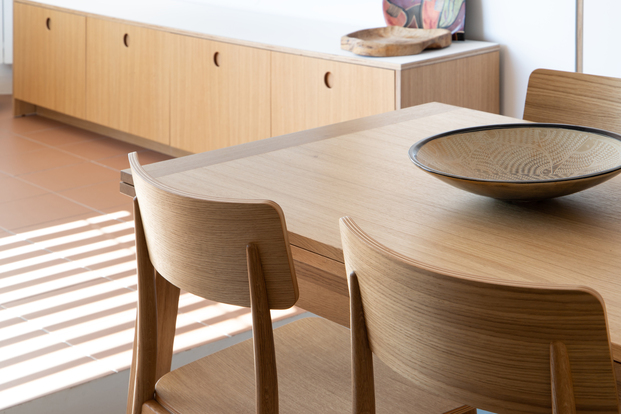 Muebles de roble natural en el comedor de la vivienda de Nook Architects en Sants