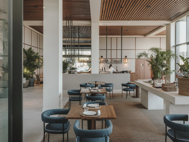 El restaurante cuenta con bancos corridos y asientos en tonos arena y azules, con butacas diseñadas por Sandra Tarruella.