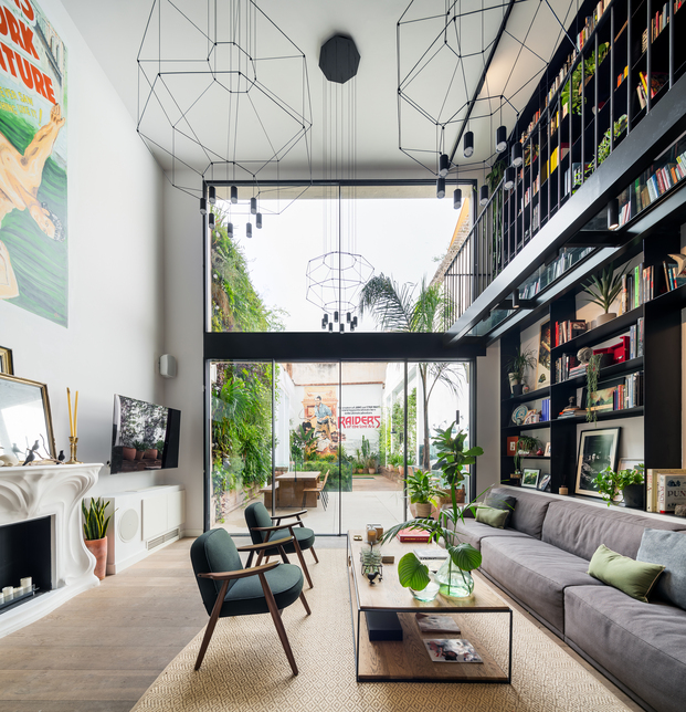Una librería infinita une las cuatro plantas de esta vivienda en Barcelona. 