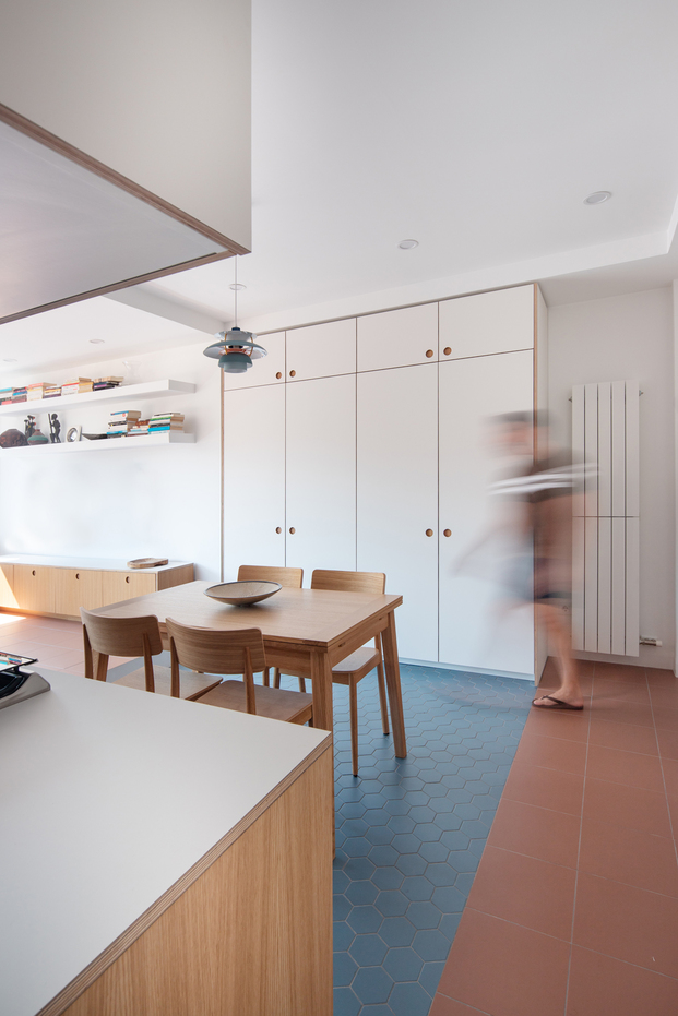 Delimitación espacial gracias al uso de colores en la vivienda de Nook Architects en Sants.