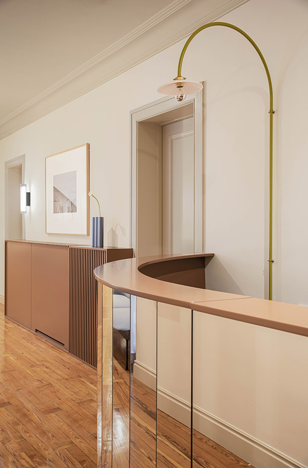 Plutarco y Áurea Rodríguez han diseñado una oficina en Madrid inspirada en los espacios domésticos para ofrecer una experiencia acorde al contexto actual.