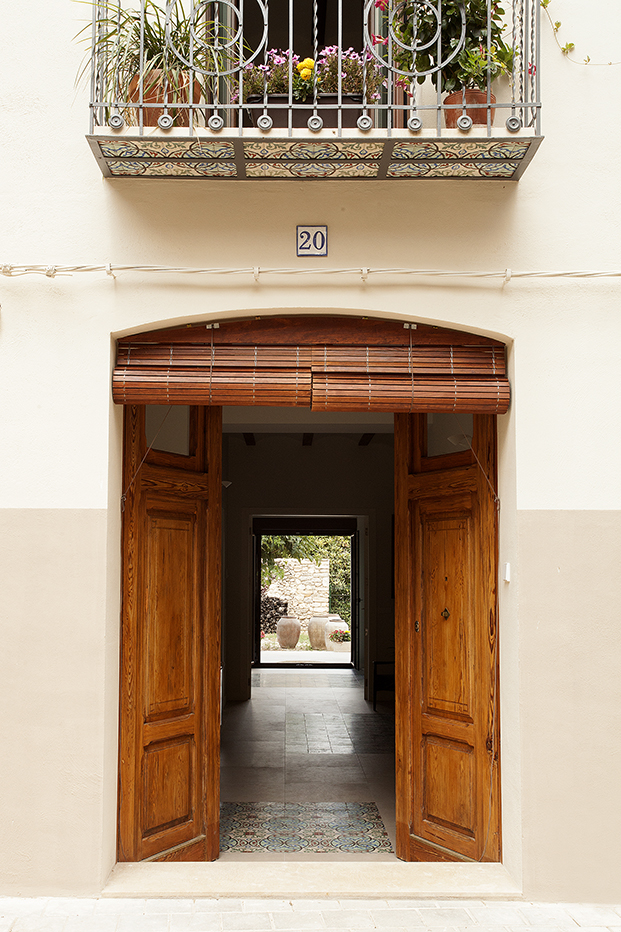Puerta de la casa rehabilitada en Alicante por Isabel Senda