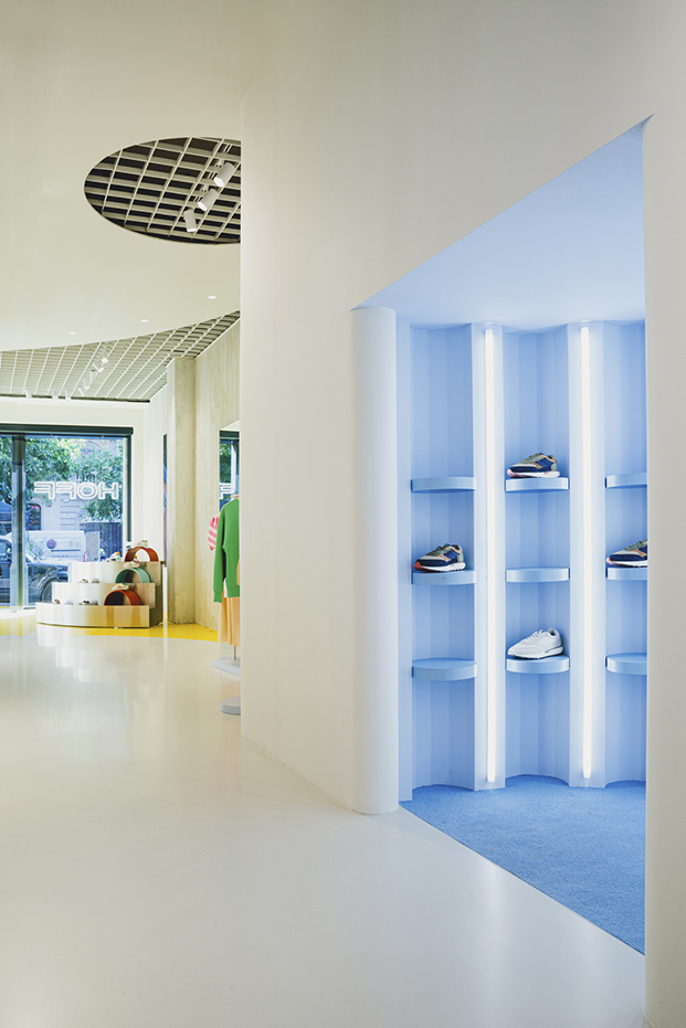 Expositor zapatillas, luz azul, tienda hoff barcelona, diseño de locales comerciales