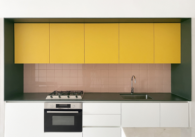 Nook Architects firma esta vivienda con una gama cromática generalmente neutra, excepto por el núcleo central en amarillo, verde y rosa pastel